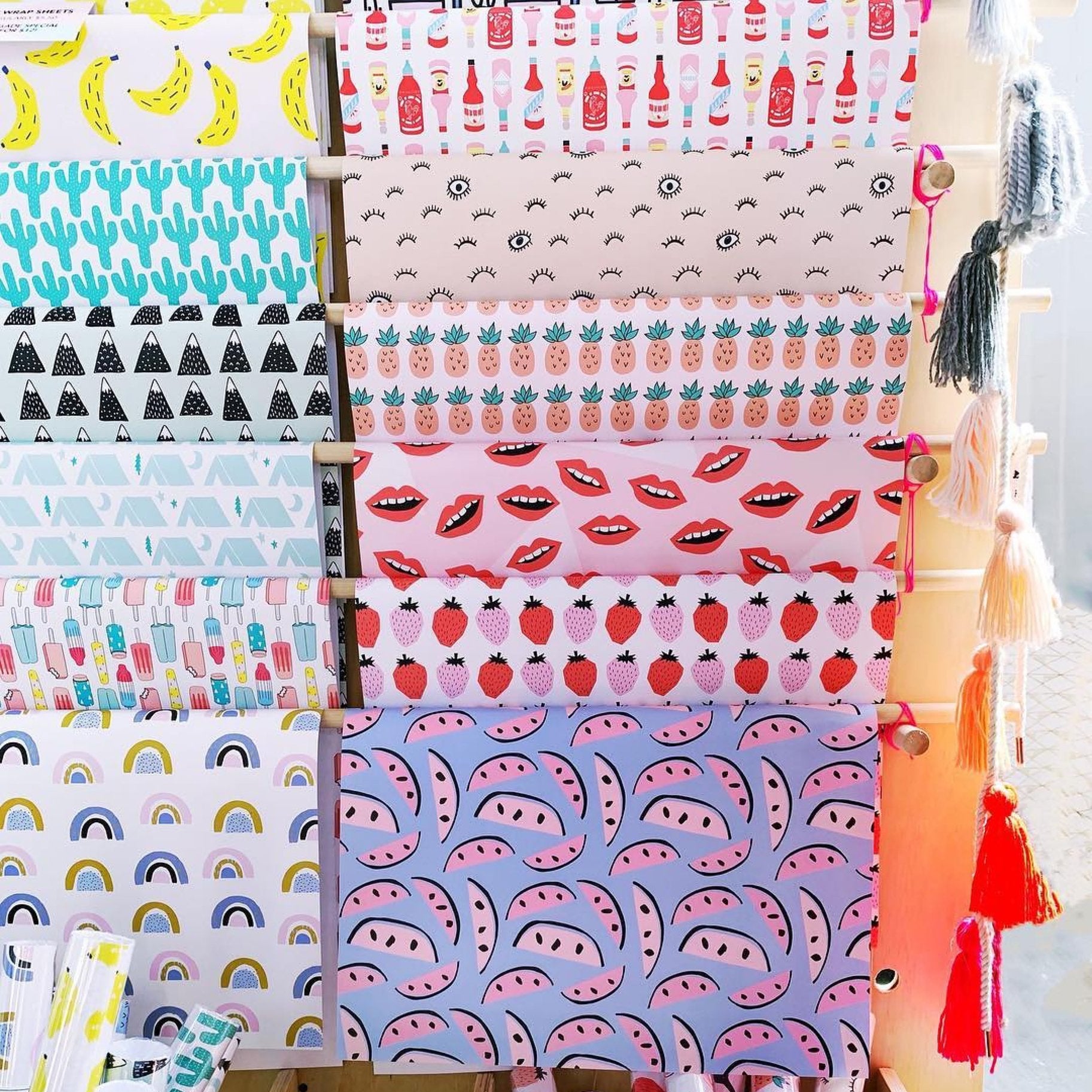 LIPPY WRAPPING PAPER SHEET.
